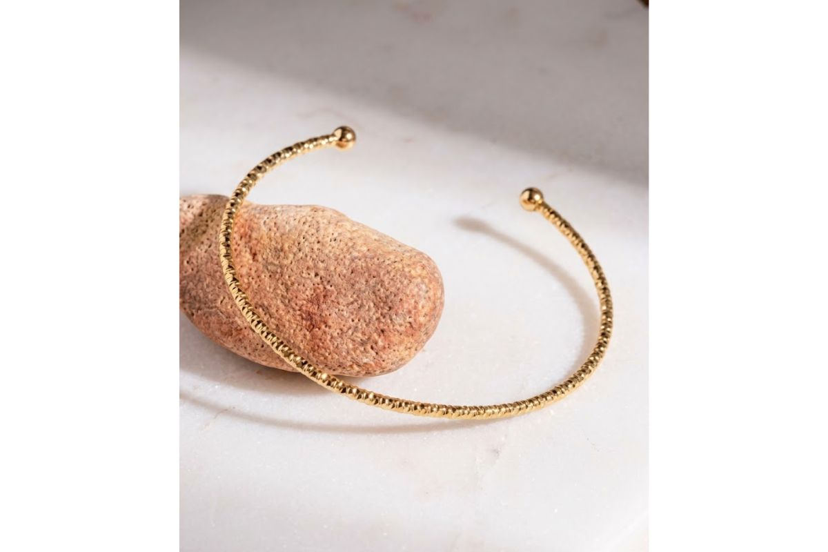 Thin lined martelé bracelet image